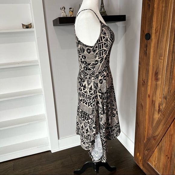 Black and White Small Magazine Dress - Picture 4 of 9